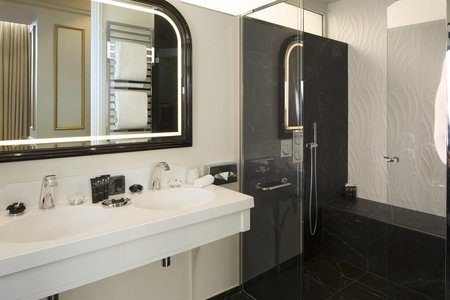 Le Narcisse Blanc Bathroom