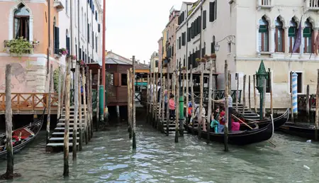 People boarding a Traghetto